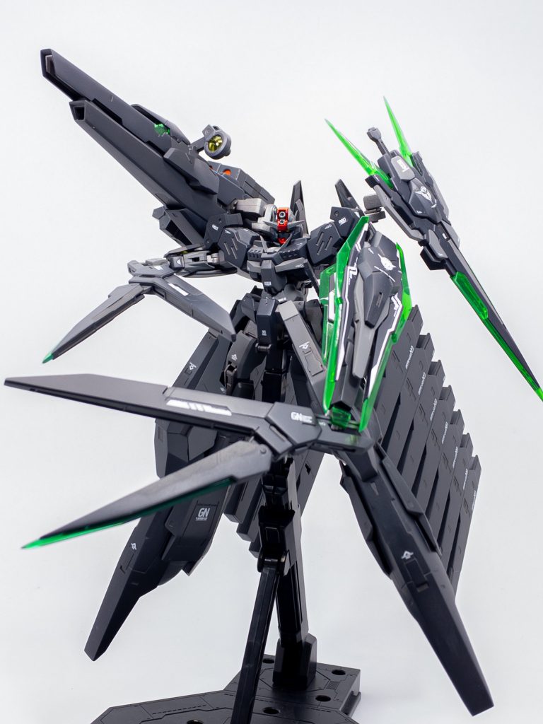 GNキャノンは隠し腕の機能もそのまま残されており手持ち武器の保持が可能。