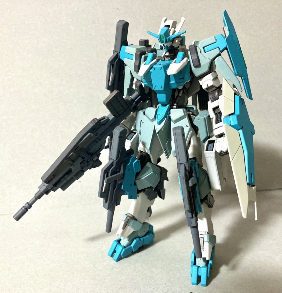 レラジェ・フルパッケージ。狩人・射手の名の通り、各種射撃武器を装備する。それぞれの色は専用武器ではない感じにしたかったので、普通にグレー2種で塗り分け。シールドにはコーラルブルーを使ってますが、ライトグレーにして本体とは違う色に。