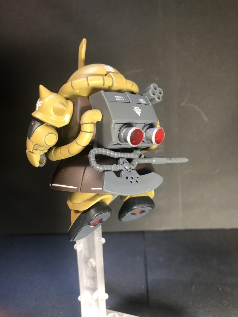 背面です。本体でいじった部分としては腕と足裏の肉抜きを埋めてバーニアとアンテナを追加、モノアイをクリアパーツに変更。スタンドが使用できるようにスカート内にパーツを入れました。最後に全身塗装してデカールを貼ってます。武器は磁石でついています。