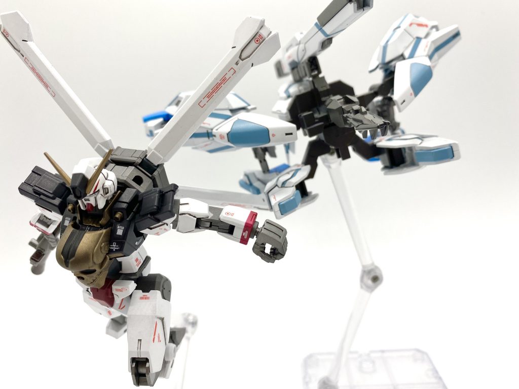 さらに分離!コアガンダム魔王 と サテライトユニットに!クロスボーンガンダム自体が低身長なのでコアガンダムと合うかなと思い、本作品に至りました
