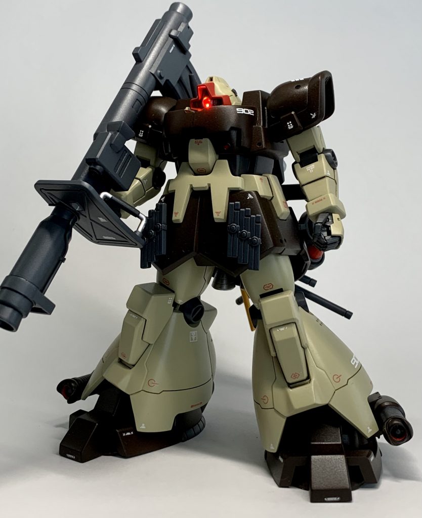 他の作例同様、目は光らせています。光源があると本体が暗く映るように感じます。細部を見せたい場合はライトの当て方考えないといけないのかもしれません。胸周りがよく見えませんね。UCバージョンですが、武器は大きくて、たくさんあった方が好きなのでマシンガンはお尻にしまっています。ドワッジが完成したら、マシンガン持たせるかも知れません。次回作はドワッジの予定です。