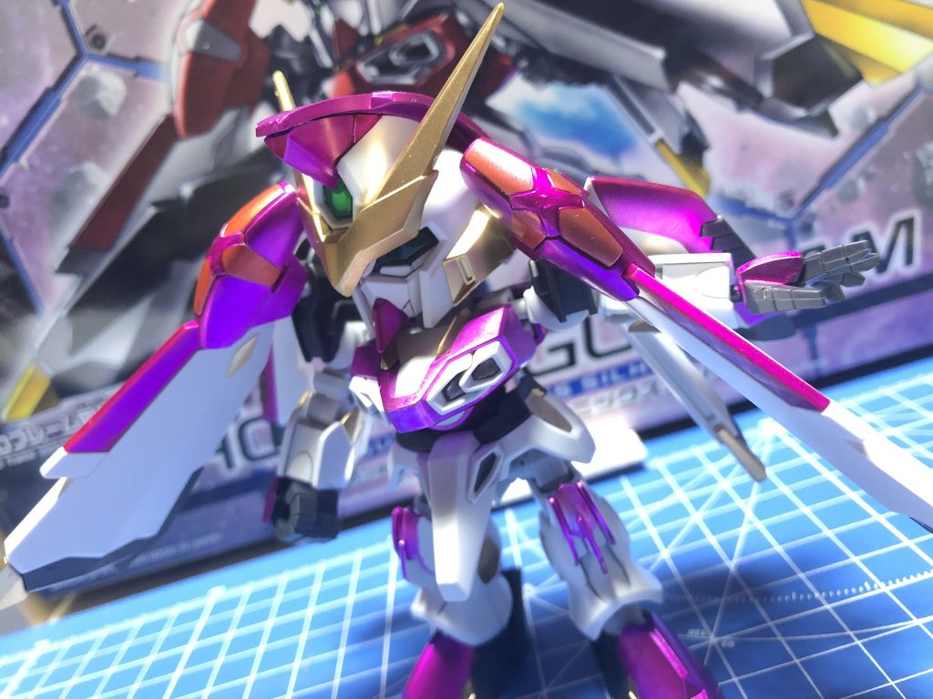 さくっと完成です!メタリックピンクをメインに、金の差し色で仕上げました。ゲームでは見飽きるくらい使った機体ですが、立体になると新鮮です…改めて見るとこんな格好してたんですね^_^;