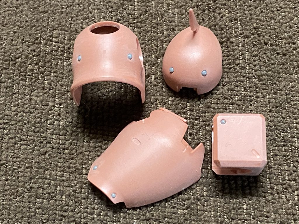 ガルマ専用ザクとの〝区別〟を着ける為、シャア専用ザクには「リベットパーツ」を使用しました。