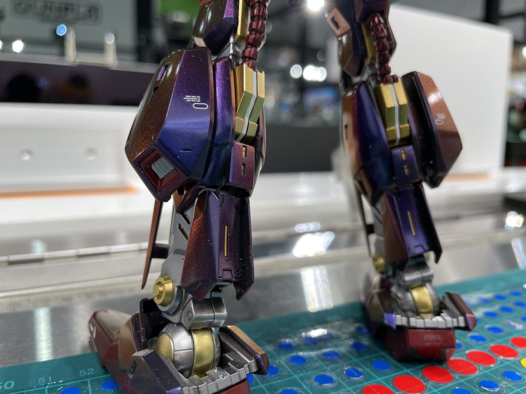 百式の見せ場のひとつである脚部フレームも、手間のかからない程度に塗り分けました。1/144のキットを塗り分けるよりはやりやすかったです。