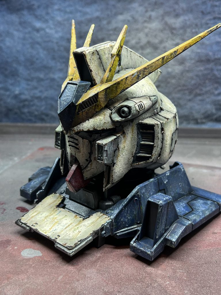 表面のボコボコしたテクスチャーを活かし、νガンでは余り見られないですが腐朽したようなウェザリング塗装をしました。νガンダムってピカピカでもボロボロでもカッコイイ！！