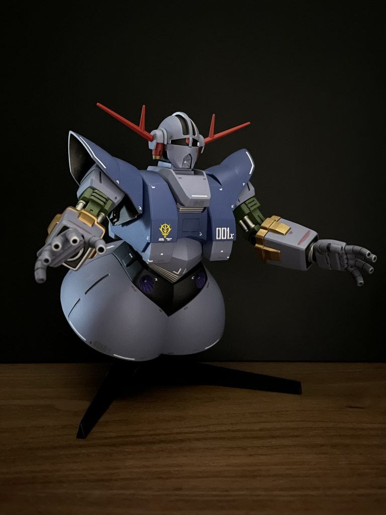 関節やシリンダーをシルバー、パーツ裏を黒鉄色などで塗りわけています。久しぶりにまた作ってみたいですね。