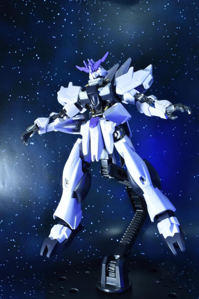 隠し武装「スティンガー」腰部サイドアーマーの裏に隠された鋼鉄の針の弾丸で敵を貫く。あの禁じられた兵器「ダインスレイヴ」より威力・射程距離は劣るものの、近接距離であればナノラミネートアーマーをも貫くほどである。