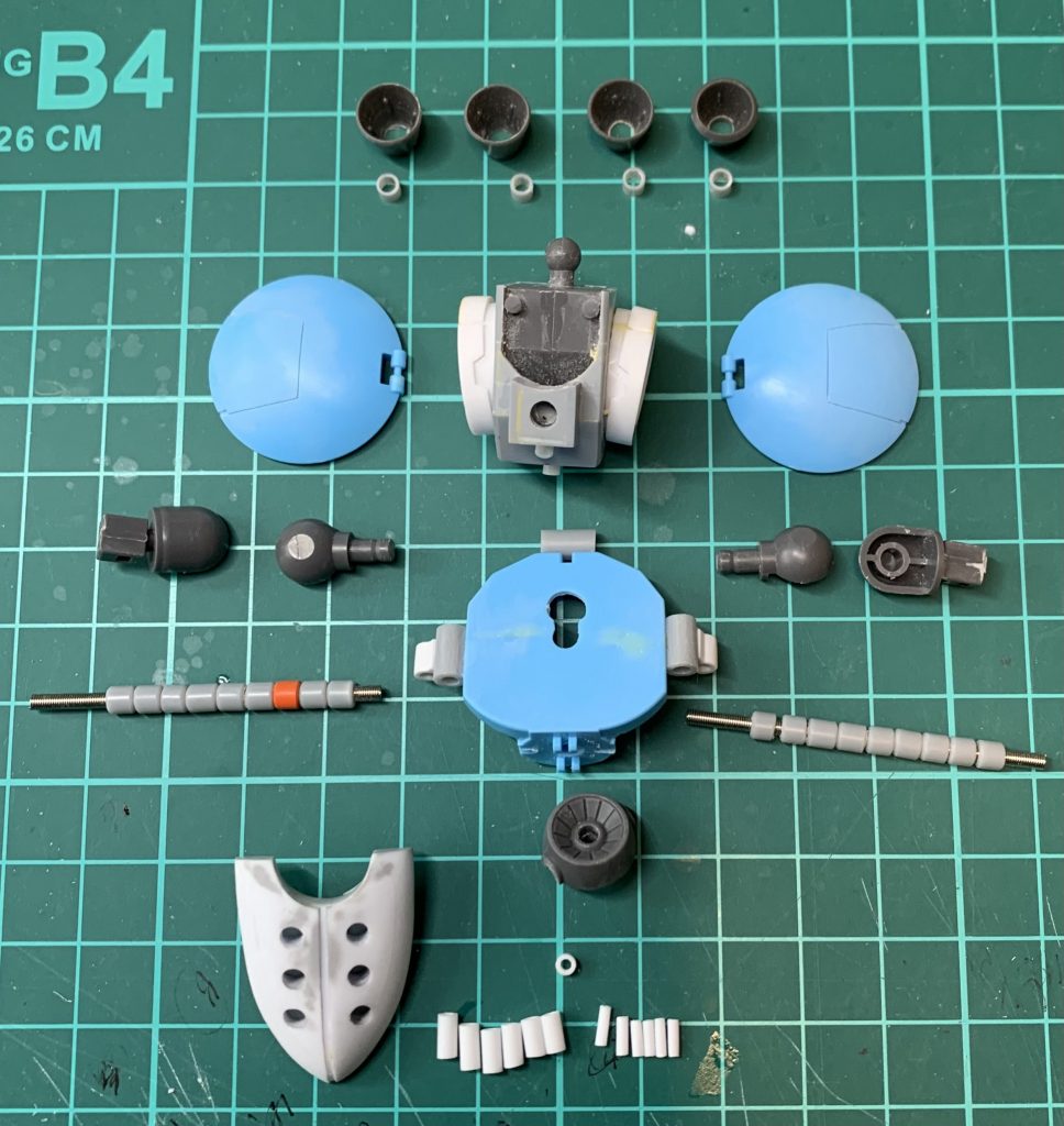 腰回りです。関節などキットから拝借しつつ自作パーツを織り交ぜて形にしています。パイプはいつも通りプラパイプとモビルパイプの二重構造です。前かけはプラ板の積層を削っています。サイドアーマーはモモカプルの肩の大きさがちょうど良かったので活用しています。