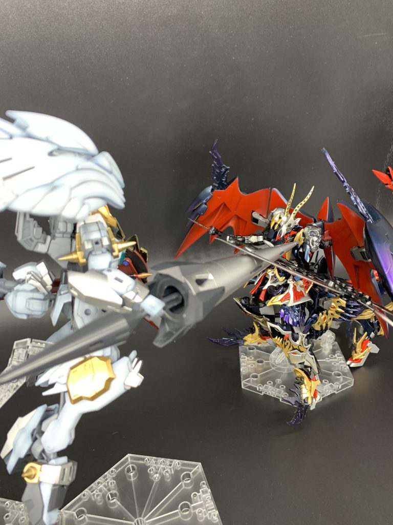 二体共ほとんど可動ができないのでポージングがきまらないのが残念です。