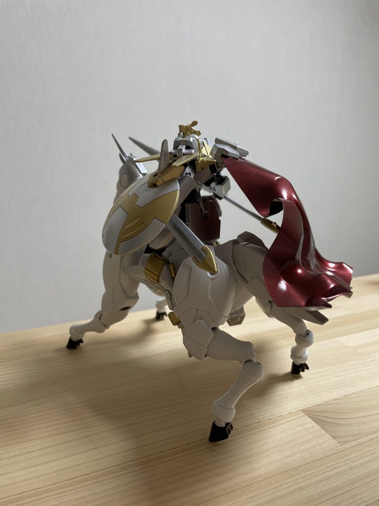 馬との位置関係により、マントが盛り上がって草