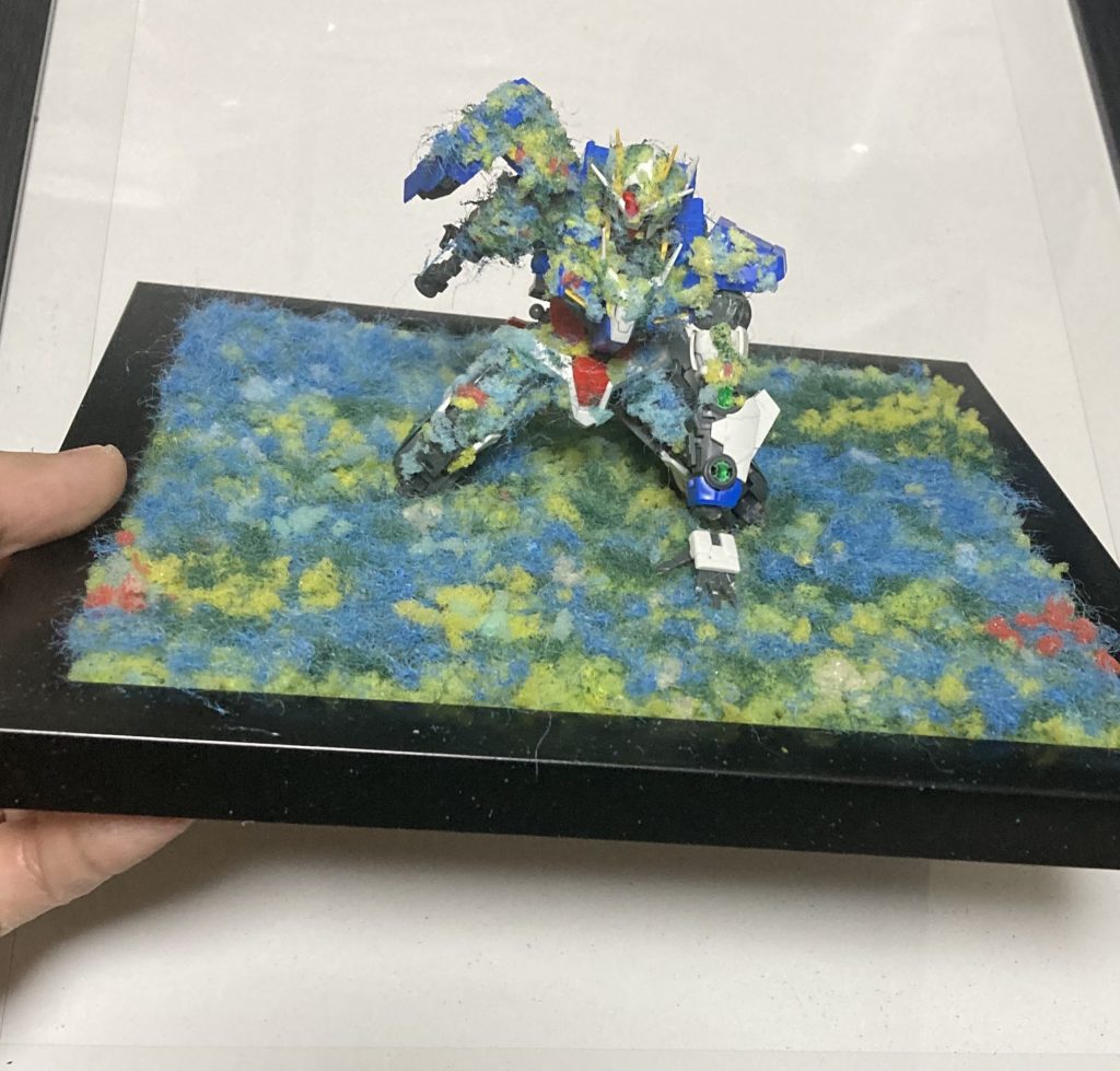 フォトフレームにスポンジを千切っては投げ千切っては投げ…