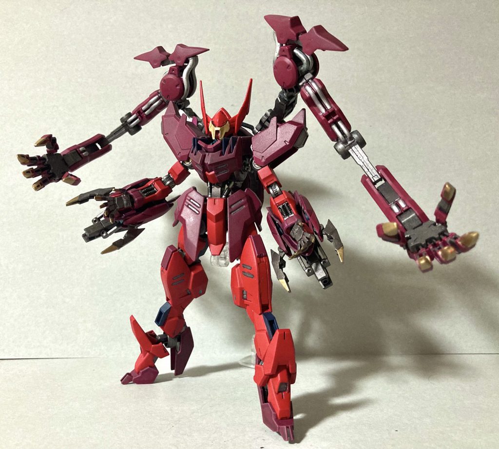 巨大腕のクローと、両腕の追加クローによる超近距離戦も得意とする。