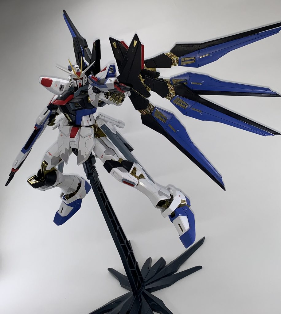 追加でのスジボリは基本的には0.15mmで行いました。その際に肩パーツを開口しメカっぽくなる様なパーツを自作し内側から貼り付けています。塗装に関しては基本的なカラーリングはそのままですが、調色の際に少しずつ彩度を落としています。(どんな色を使ったかは覚えてないですw)外装パーツは塗装後にフラットクリアを吹いてつや消しで仕上げています。