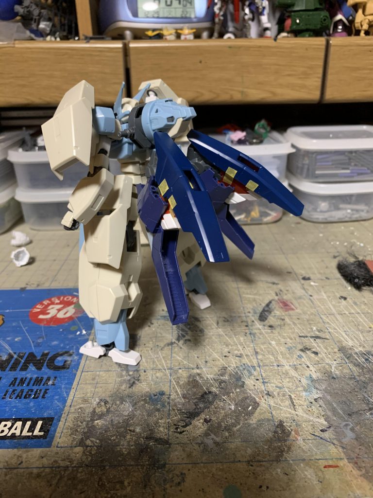 腰に大型の推進器を搭載。シナンジュのバックパックにザラキエルの余剰とライトニングバックウェポンの一部を使用。