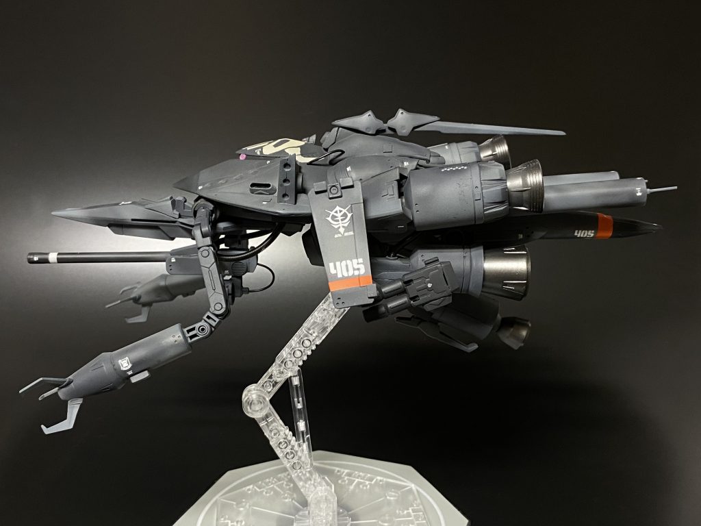 クロー展開で クロー先端にメガ粒子砲とiフィールド発生装置を装備 強行突撃時には前方へ展開し、攻撃、防御を同時にこなす事が出来る。アムロが居ないため、ララァがカイと遭遇し共感してしまう。その後、紅いマドロックのカイとゲルググのシャアが激突する展開に。ミハルの魂の導きでエルメス誤撃墜を回避し、ゲルググを撃破、シャア戦死 エルメスは連邦に鹵獲される展開に。