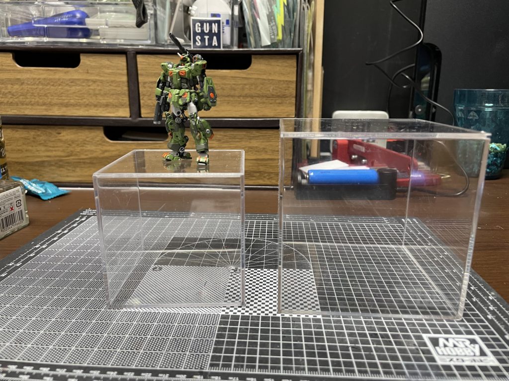 撮影用具。煽りで撮りたいと思いセリアにまあまあなものが売ってたので購入。被写体が小さいと土台作んないと思ったように撮れないためです。なんと各100円（別）