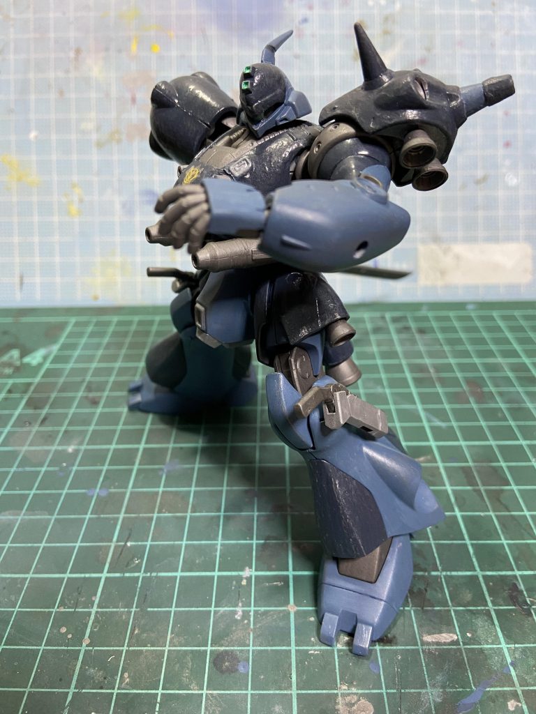 ヒートブレード内蔵式試作大型ヒート剣はMS-08TX/Nイフリート・ナハトのコールドブレードを参考に熱を発生させる兵装に変化させたもの。また、試作大型ヒート剣はMS-09F/Gbドム・グロウスヴァイルの大型ヒート剣の出力を調整し、振る直前に高熱化する様になっている。肩部ビーム・スパイク は超至近距離に置いて意表を突く兵装。出力を最小限にしているが、MSの装甲を貫通させるだけの威力はある。頭部には高性能カメラを増設し、敵機の索敵、長距離狙撃などが可能。肩部、股間部にスラスターを増設し機動力を確保している。