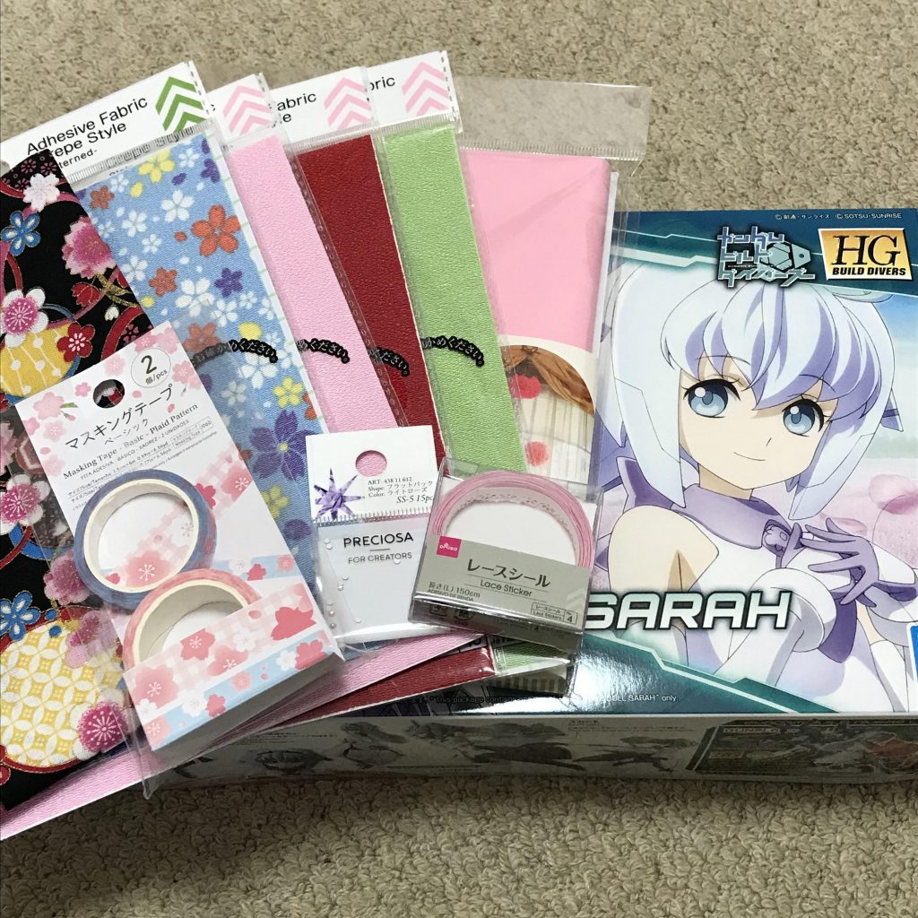 素材はすべて100円ショップで調達しました。裏面にノリがついたちりめんの「貼れる布」4種類、和柄のハギレ(300円)ひとつがメインです。あとは5mm幅の両面テープなどです。