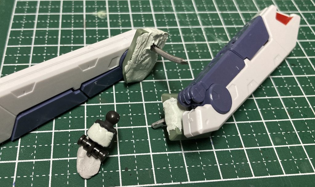 Fタイプの腰パーツを装備させるためにポリキャップを仕込み、エポパテで裏打ち。この後貫通してしまいました、次回へ活かすために記録に残しておきます。