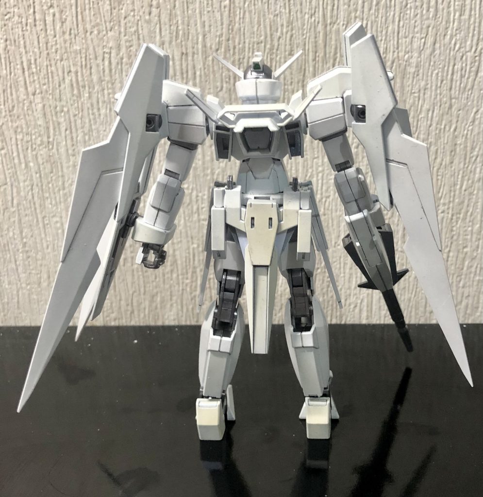フロント/リアパール塗装をしたとは言ったものの、全く見えない...これは肉眼でも同じで、偏光パールのベースの色が、青いパール→黄色っぽい、赤いパール→緑っぽい、色味のせいで青ベースのトリコロールカラーも相まって余計黄ばんだような色になってる..