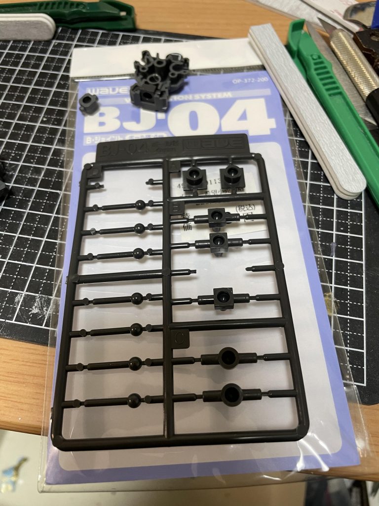 今回は腰との接合部をボールジョイントに変更しました!いつものガッチリしたやつではうまく加工できなかったのでこちらを使いました。