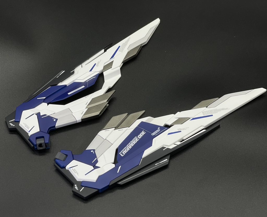意外と後ハメ加工が大変だったウイングパーツ。塗り分けだけでもキレイだったのでデカールは予定より少なめに。