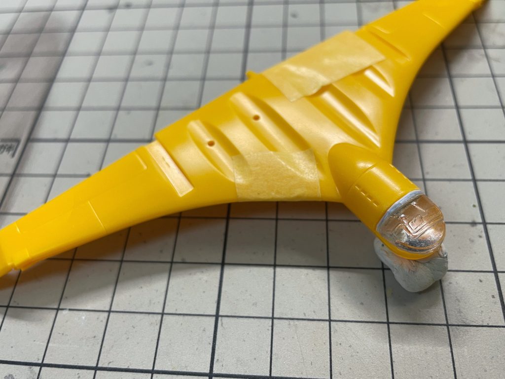 コックピット部分をノコギリで切り取り、UVレジン製のコックピットに入れ替えました。