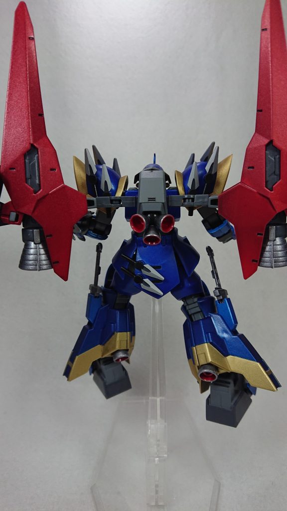 バックパックは「テルティウムアームズ」のヒュージブースターを装備本体色とは異なりピュアメタリックレッドで塗装してみました