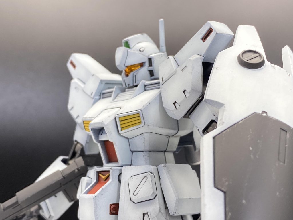 バイザー裏はシルバーで塗装、センサー部はメタリックグリーンシール+UVジェルです。