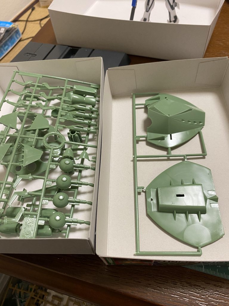 ハイ、ここから例によって進化の道のりを旧キット、ビグロ35年振りの製作。意外とちっさい。