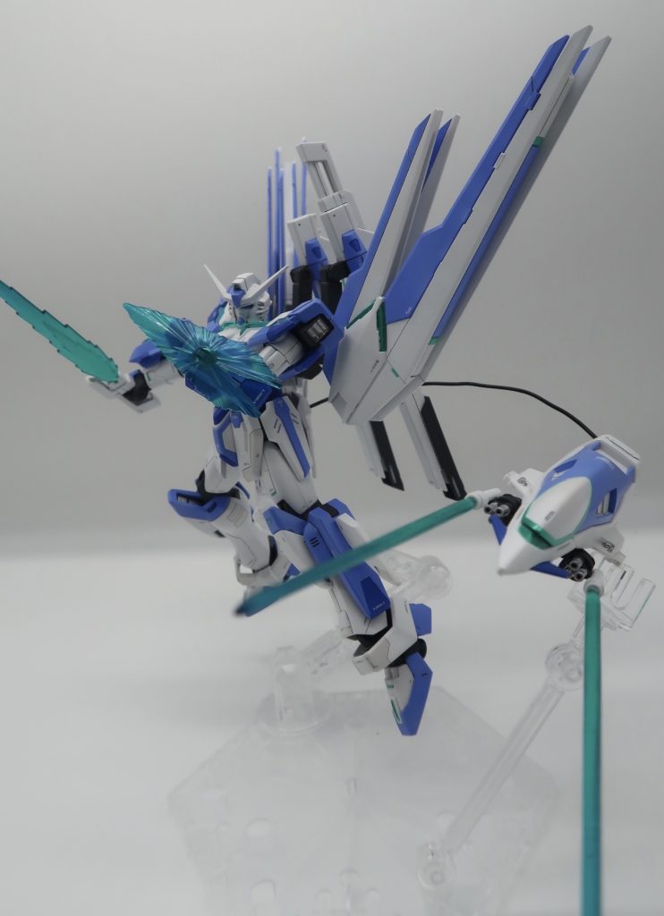 次はこの機体の特徴である尻尾を使った近接戦闘です。ガードしつつ、後ろから尻尾インコムで刺します！wこの尻尾インコムにはバルカン、ビームライフル兼ビームサーベルが付いてるので、実弾とビームの射撃、ビーム格闘が可能です。元がシールドなので、ガードが間に合わないときの代替としても。