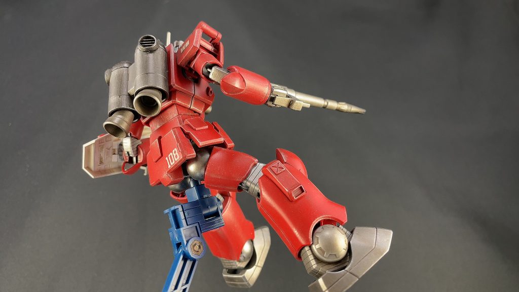 スラスターも大型化し目に見えて強化されたのが分かりやすくしています。脚部側面にもスラスターとメンテナンスハッチを追加。