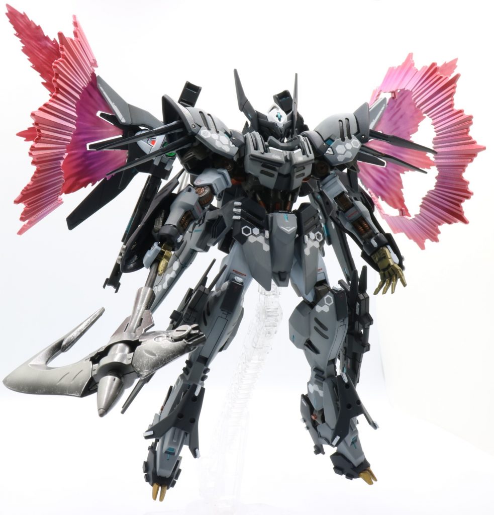 GBSコンということで、「ガンプラバトルのためのガンプラ」をテーマに作成しています。「グレモリーの突出した防御力を生かしつつ、機動力の強化と汎用性の高い武装を追加したオールラウンダー」という機体コンセプトで作りました( ´ ▽ ` )また、全体的なデザインとして「洗練された武力」を感じられるようにしたいと思い、黒立ち上げとロービジ寄りのカラーリングで重厚感を出し、ヘックス迷彩や差し色の青竹色で近代兵器っぽさを演出してみました。ポイントを絞ったプラ板ディテール追加、スジ彫り、デカールやドライブラシなどのディテールアップも頑張りましたヾ(⌒(_'ω')_