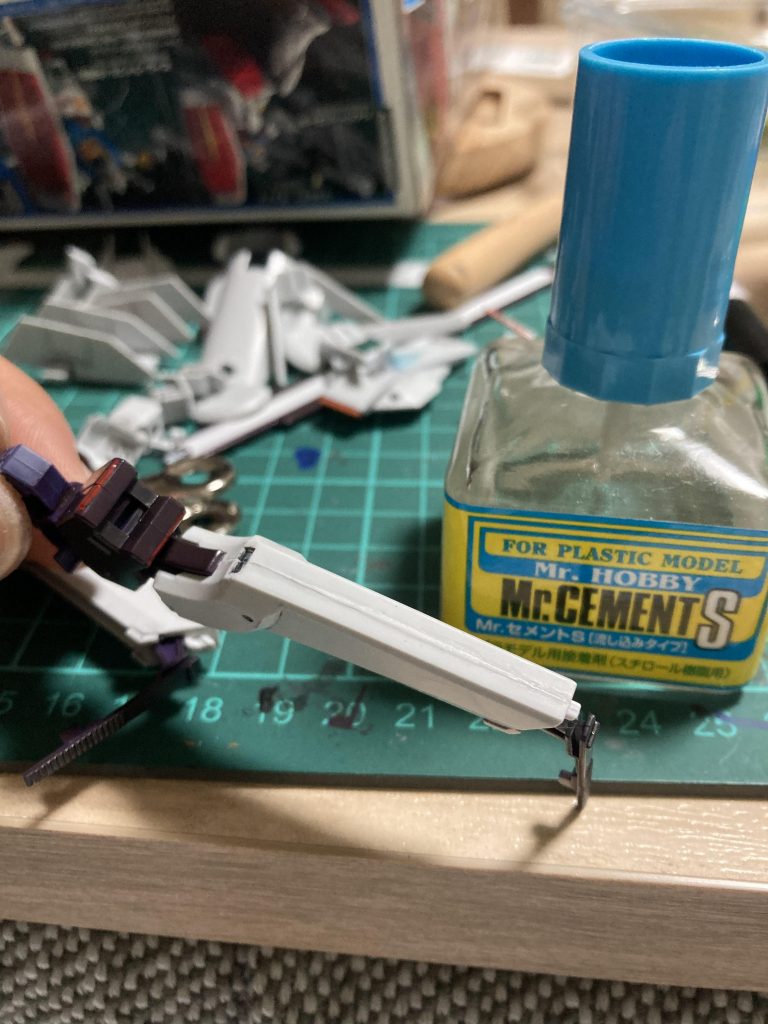 脛の合わせ目は、後ハメ加工せず、挟み込むパーツを塗装後に挟んでセメントで合わせ目消し。セメントが流れすぎて稼働部が接着されちゃうんじゃないかと心配しましたが、そこはセーフでした😊