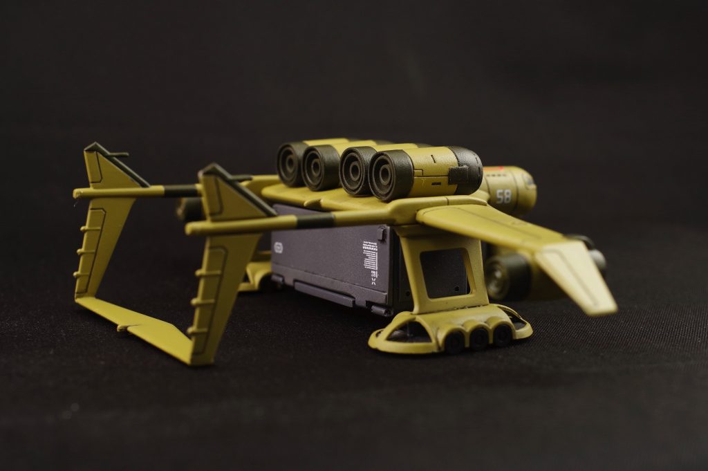 点灯用のバッテリー等はコンテナの中に入れたので、ハッチに当たる面はプラ板で作りました。ハッチ側にスチールシートを貼り、コンテナ内部にネオジウム磁石を接着して開閉できるようにしてあります。