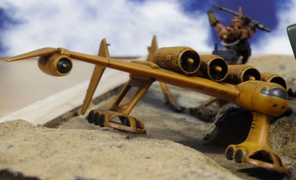 ザクキャノンに撃墜されたミデアは旧キット1/550です。主翼が破損してオイル漏れを起こしている設定です。