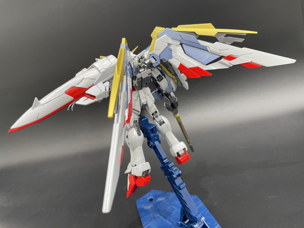 シールドの面がよく見える角度です。本来のウイングガンダムEWとはまた違った清涼感が出てるかと思います。