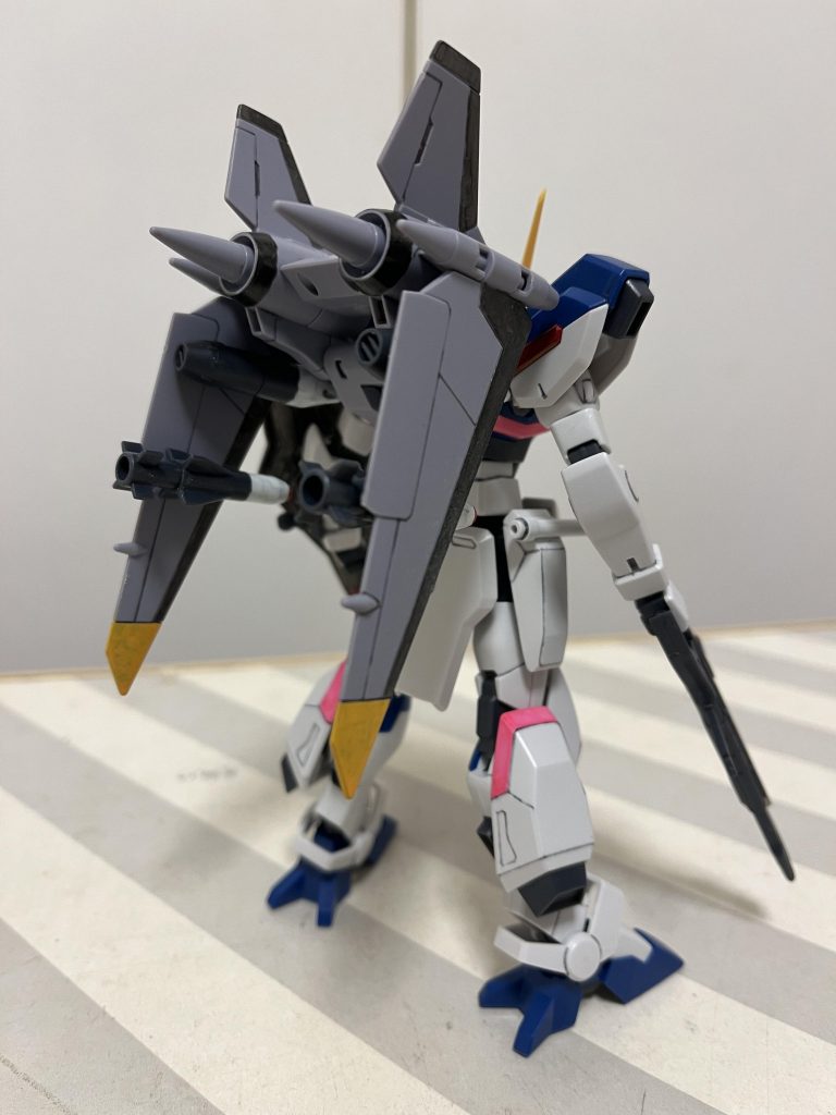背面。正直、ジェットストライカーの主翼はもう1軸可動箇所が欲しかったところ。改造?私にはムリムリ!