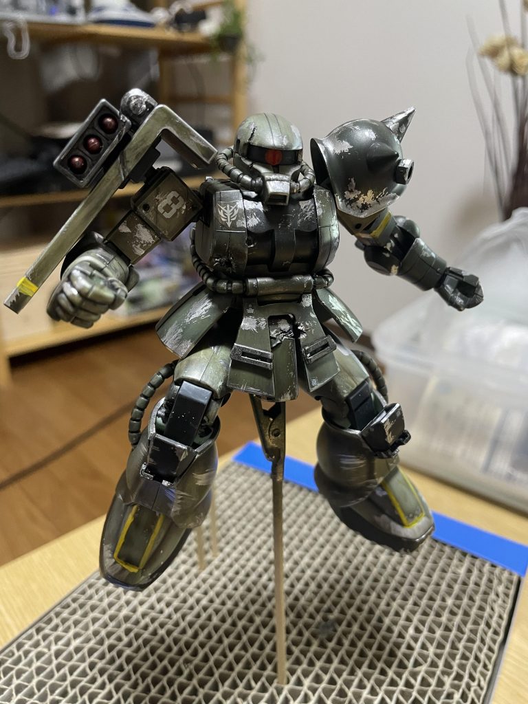 ザクは半分に切り落としウェザリングを、さらにかけて海に乗せました!