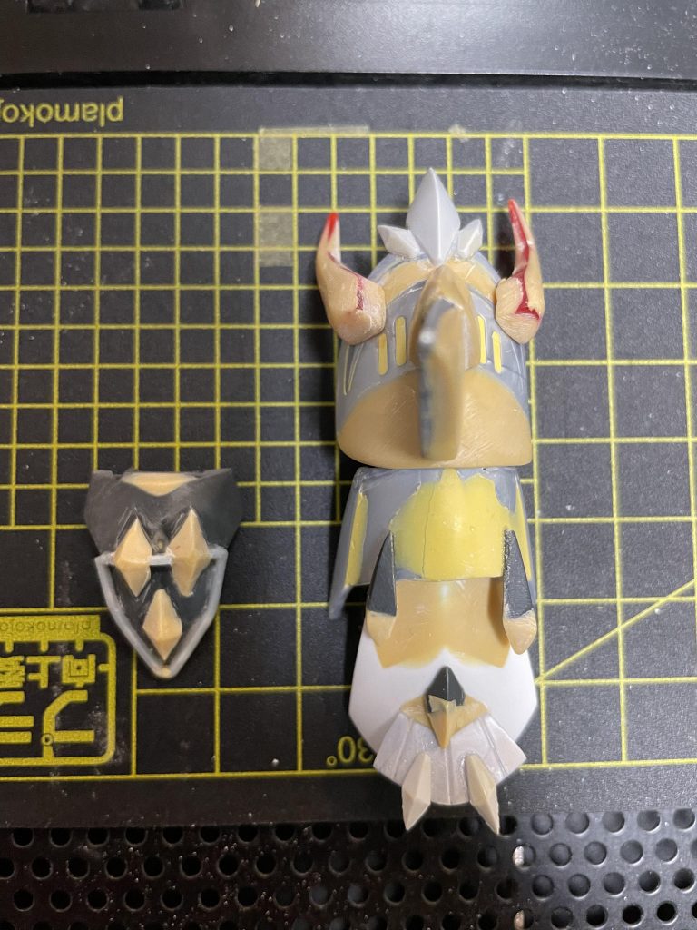 バインダーと腰アーマーの途中写真です。 