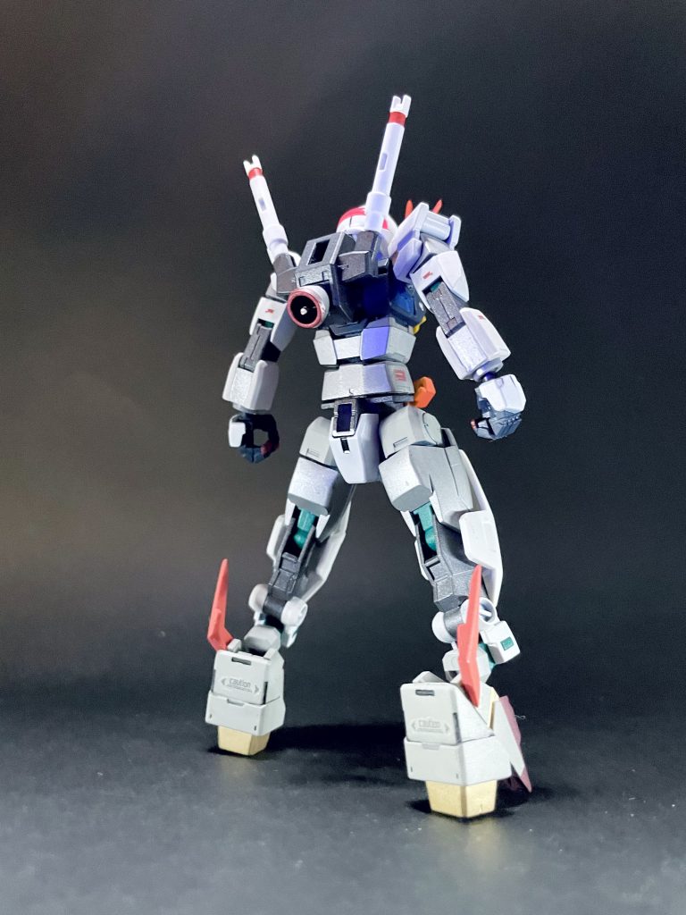 後ろはこんな感じ。バーニアのメタルパーツですが、高額な物を買えるだけの資金が無いので真鍮でそれっぽいのを作りましたw