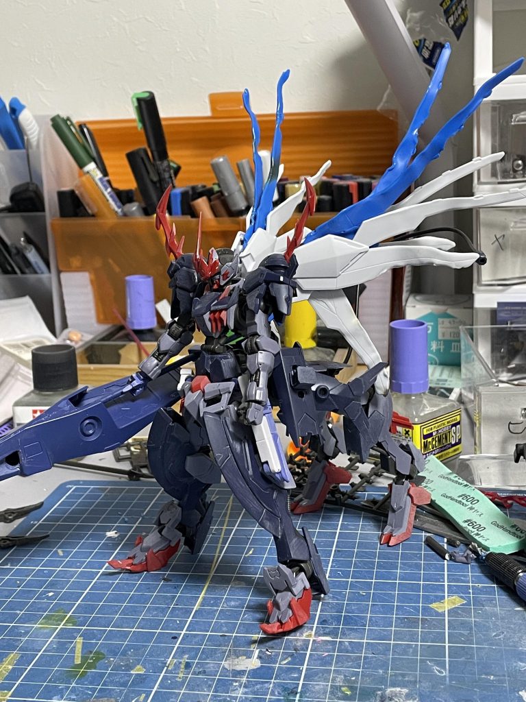 塗装前。翼はコンロで炙っています。ランスの合わせ目がしんどかったです。