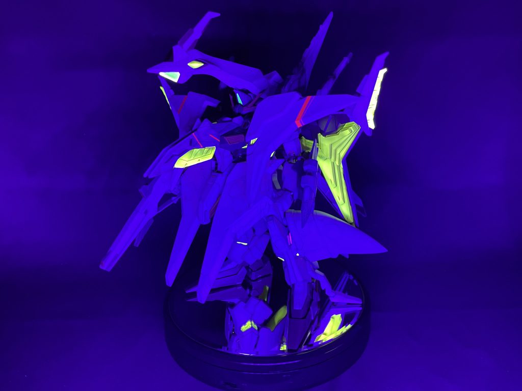 で、ミノフスキーフライトユニットや赤いラインがブラックライトに反応します。当時、映画館でくゎっ！と目を見開いて光ってる箇所を記憶して蛍光塗料を使用する場所を検討しました。