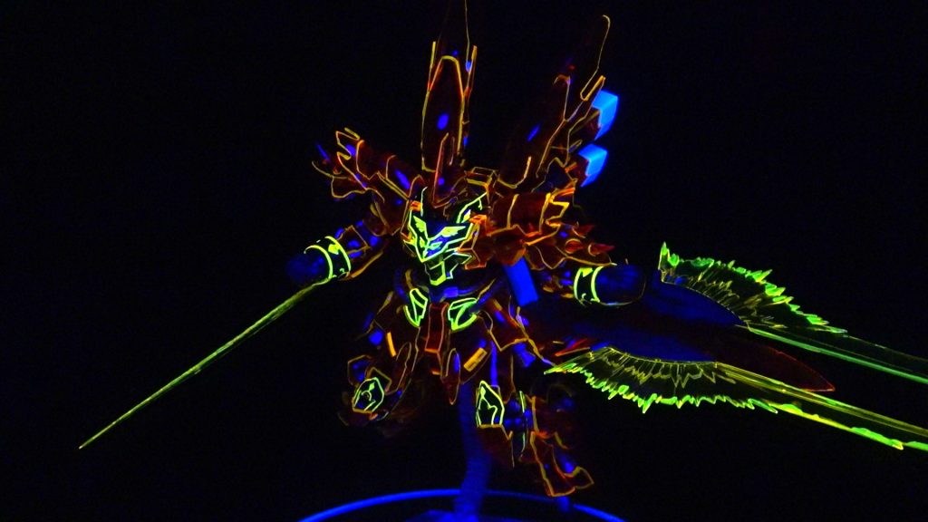 ビームサーベルのエフェクトパーツは発光しなかったので、同じ混色塗料で縁を塗装してます。