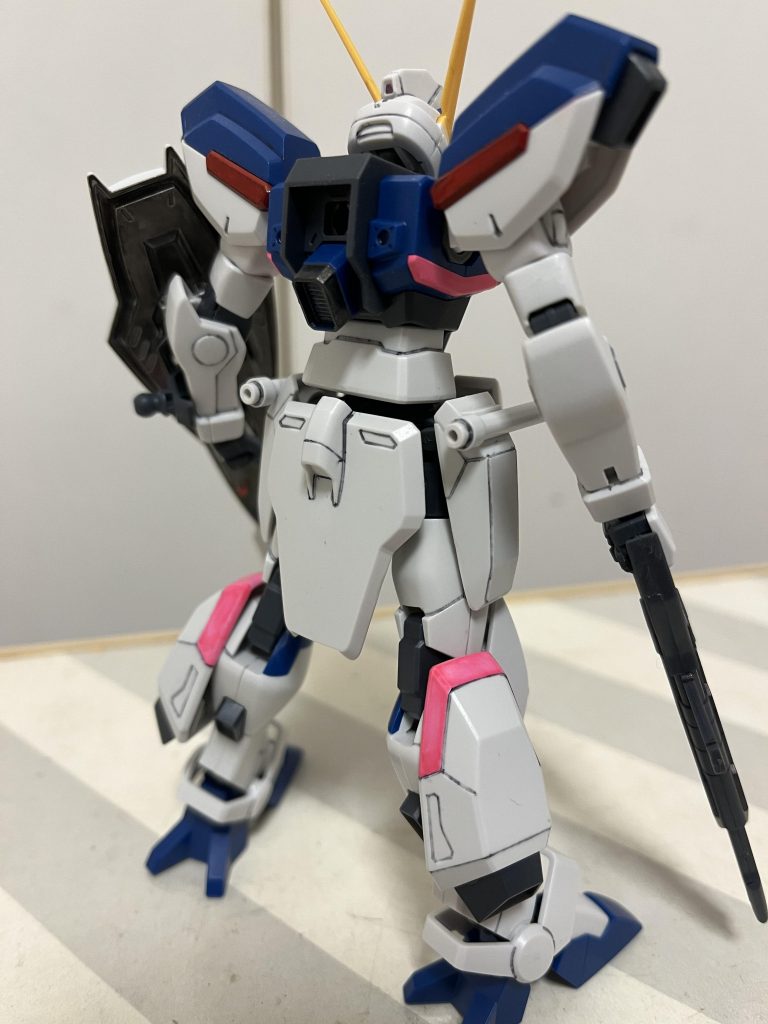 このウィンダムの素の背面が本当に好きでして。ストライクの完全量産機って感じが良いです。腰の後ろにでもライフルをマウントできればいいんですけど。改造? ムリムリ、、
