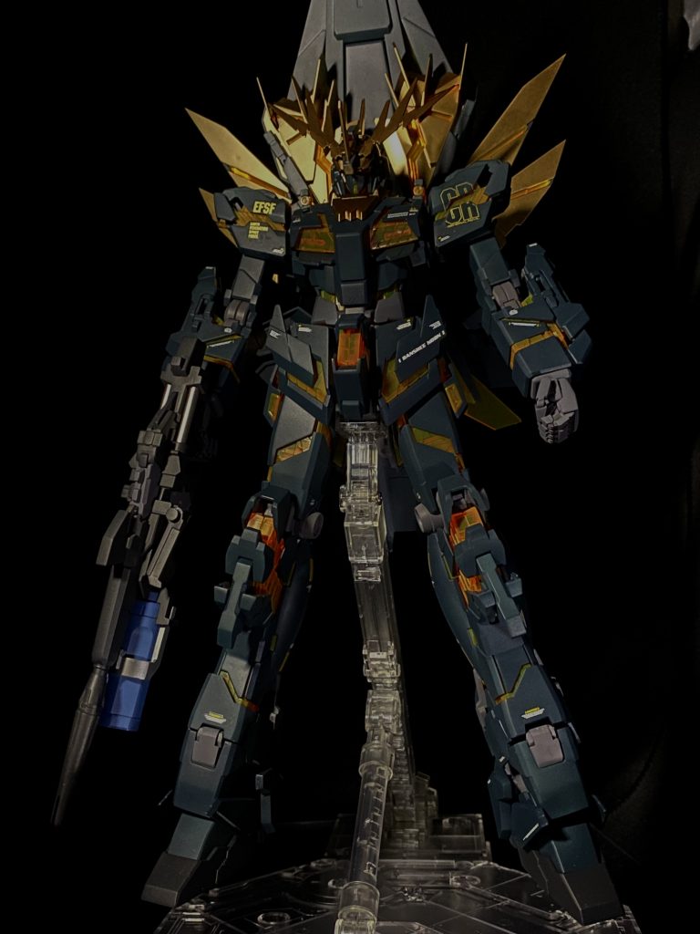 写真撮影ではアームドアーマーDEを左腕に持たせましたが、ディスプレイする際はアクションベース上だとどうしても重すぎて本体が傾くんで背中に装着してます。