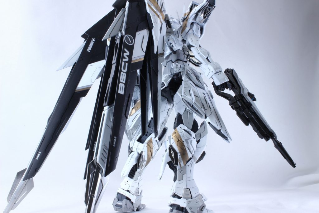 ウィングのみに黒を使い、Blackbird_craftworksのロゴとして「BBCW」のデカールを貼り付け。所々メッキ塗装を施して平坦にならないようにしました( • ̀ω•́ )✧