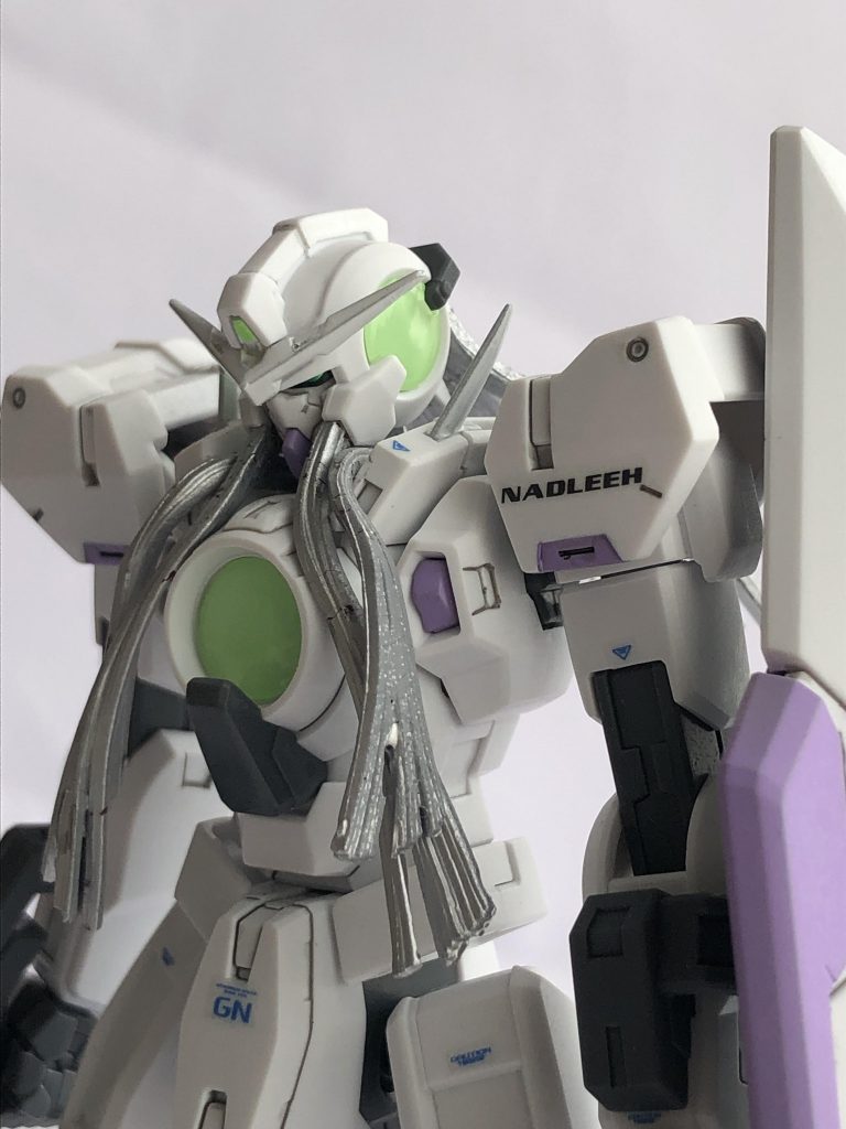 塗装で問題だったのは、GNコード（髪）部分です。柔らかい素材には、うまく塗料がのり切りませんでした。頭頂部や肩などの目立つ箇所の合わせ目は、処理しました。