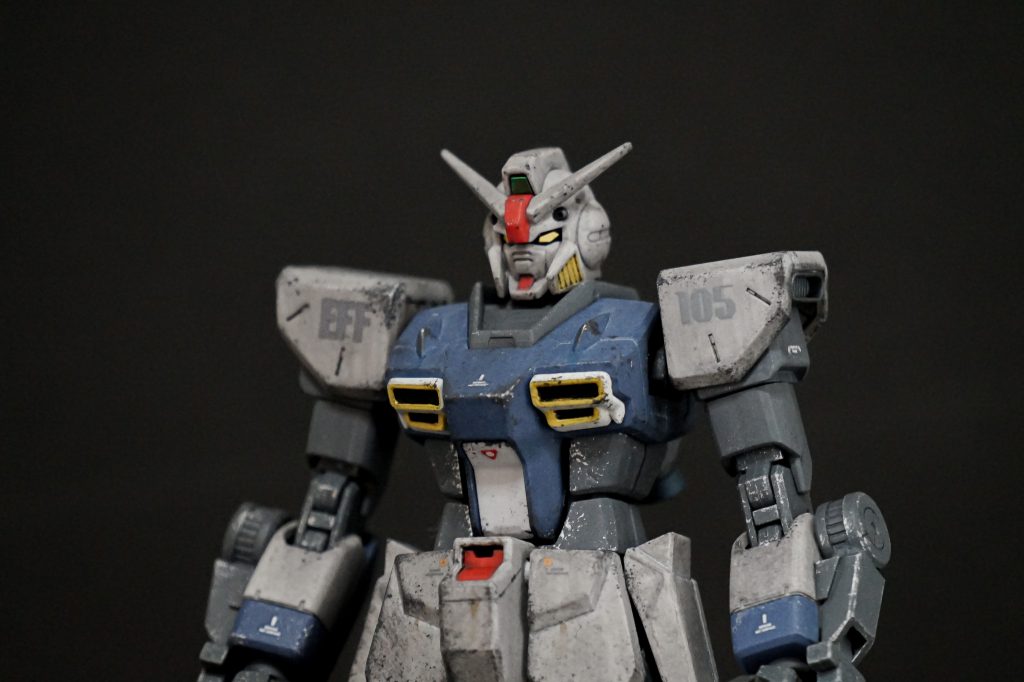 頭部。センサー保護のためチンガードを追加。バルカンを開口し、胸部はちょっとだけパネルラインを彫りました。ストライクのキットから一部パーツを使用したので、肩に105のデカールを貼ってみました。