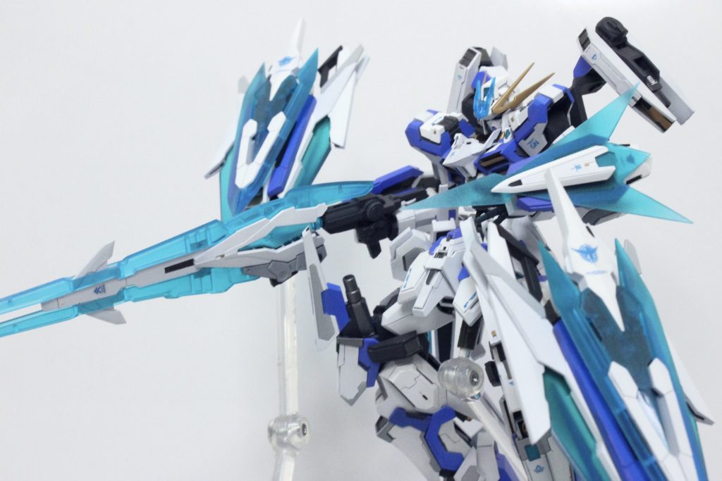 両腕部に装備された小型のGNシールド。GN粒子を圧縮したビームシールドを展開することが可能。先端部はビームブレイドとしても機能する。シールドビットがある為こちらは取り回し重視。